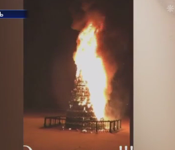 Жители Херсонщины восстановили новогоднюю елку, которая сгорела дотла