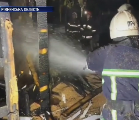 25 рятувальників гасили пожежу на Рівненщині