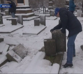 В Херсоне вандалы разбили несколько десятков могил на старинном кладбище