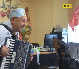 В Черновцах ветеринар спел вместе с собакой украинскую песню