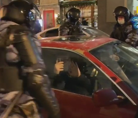В Москве и Петербурге полиция жестоко разогнала митингующих