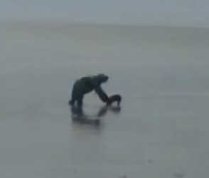 У Скадовську надзвичайники витягли з моря 12-річного хлопчика, який провалився під лід