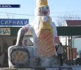 Гигантского снеговика-повара слепили жители села Сырники, на Волыни