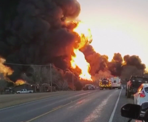 Мощный взрыв и пожар произошли на железнодорожном переезде в Техасе
