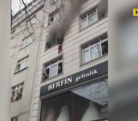 В Стамбуле мать выбросила 4 детей с окна, чтобы спасти из огня