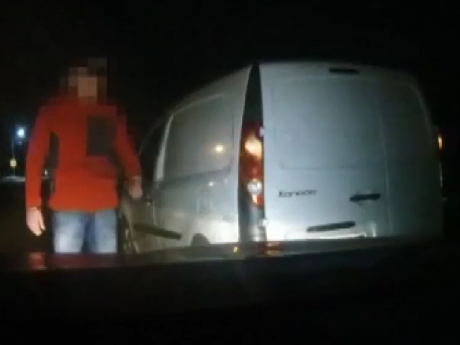 На Львовщине пьяный водитель лопатой разбил автомобиль патрульных