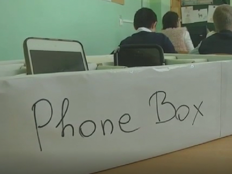 На Киевщине в одной из школ запретили ученикам пользоваться мобильными телефонами