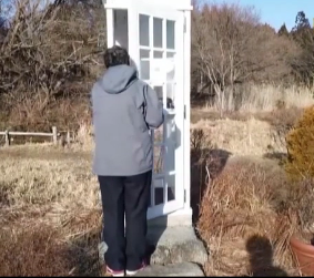 Неподалеку атомной станции Фукусима-1 появился телефон, по которому можно поговорить с покойниками