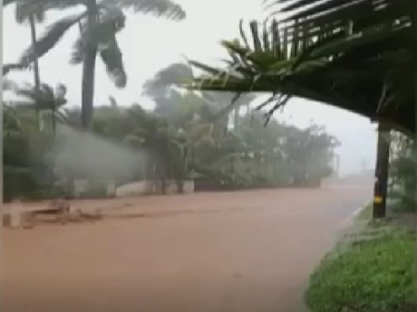 На Гавайях объявили срочную эвакуацию из-за опасности прорыва дамбы