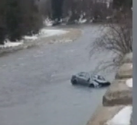 На Львовщине "Шкода" слетела с дороги в реку, 42-летняя  пассажирка погибла сразу