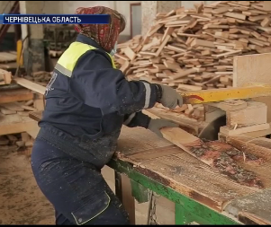 На Буковине в деревообрабатывающем цехе работает целая женская бригада