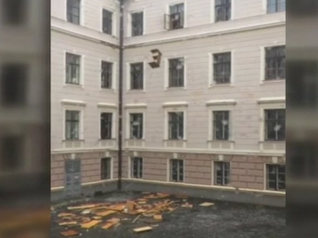 В Черновцах мебель вылетала из окна здания областной администрации
