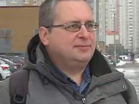 В Киеве мужчина ходит по улицам босиком и не ради экономии денег