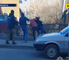 У Миргороді впіймали неадеквата, який із лезом у руках кидався на автомобілі й людей