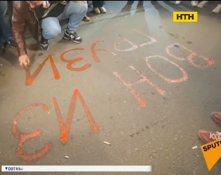 В Тбилиси толпа людей испортила день рождения российскому журналисту Владимиру Познеру