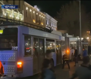 В Черновцах тролейбус протаранил припаркованное авто, снес клумбы, информационную стелу и дерево