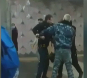 В Харьковском метро пассажир без защитной маски устроил драку с патрульным