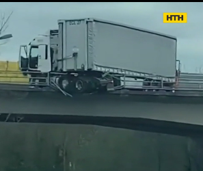 В США неуправляемый грузовик слетел с моста над 25 метровой пропастью
