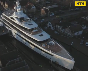 Роскошная яхта, высотой с 5-этажный дом, прошла между двумя деревнями в Нидерландах