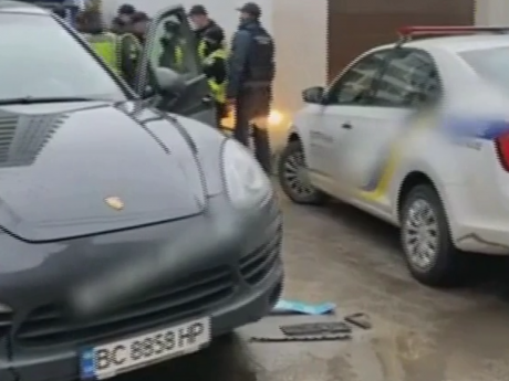 Во Львове 40-летний водитель Порше совершил ДТП и пытался скрыться от правоохранителей.