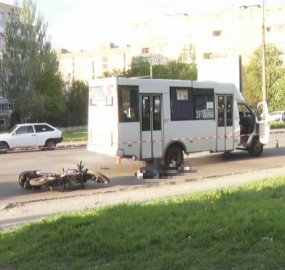 На Днепропетровщине под колесами маршрутки погиб мотоциклист