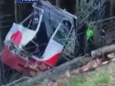 В Италии оборвался трос канатной дороги и кабина с туристами рухнула на землю