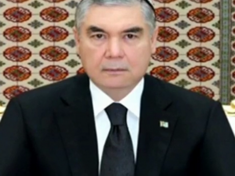 Указ президента Туркменистана заставил всех чиновников и руководителей частных компаний побрить головы и носить тюбетейки