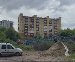 У Чернівцях упав будівельний кран з водієм у кабіні