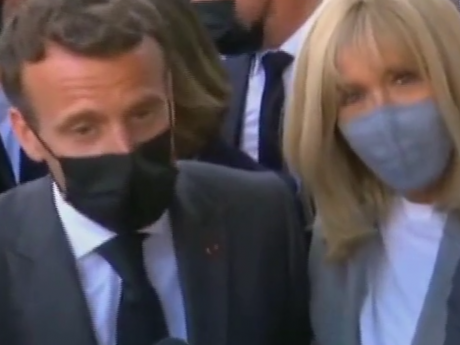 Президента Франції вдарили по обличчю