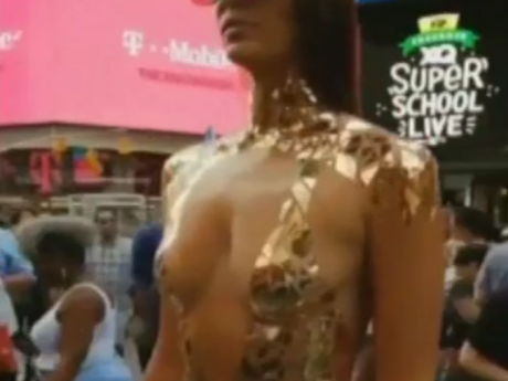 В Нью-Йорке известная модель появилась на Таймс-сквер в купальнике из золотого скотча