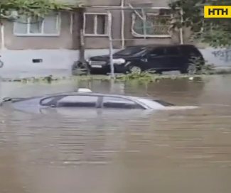 В Николаеве из-за мощного ливня утонули 20 автомобилей