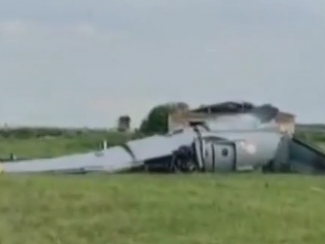 По меньшей мере четыре человека погибли в результате падения самолета в России
