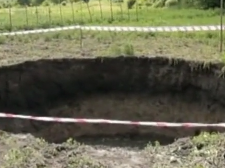 На Буковині в селян зник цілий город, а замість нього з'явилося величезне озеро