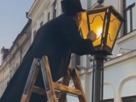 У Чернівцях після карантину відновили столітню традицію запалювання ліхтаря на центральній пішохідній вулиці міста