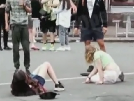 У центрі столиці серед білого дня масову бійку влаштували дівчата