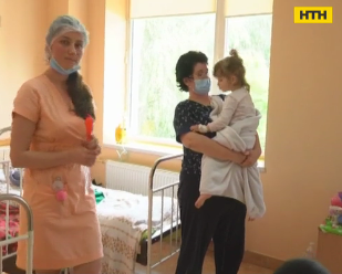 Черновицкая медсестра умудрилась оригинально утешать самых маленьких пациентов инфекционного отделения.