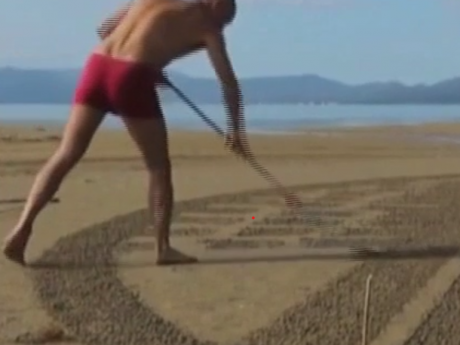 Огромные геометрические узоры на песке создает хорватский скульптор