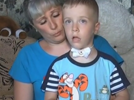 Маленький Назар из Харькова мечтает начать общаться с другими детьми и наконец самостоятельно дышать