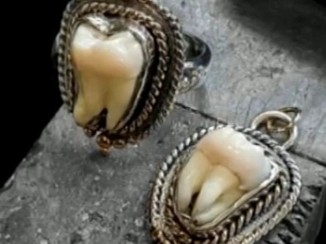 Украшения из зубов мертвых людей начала изготавливать австралийка