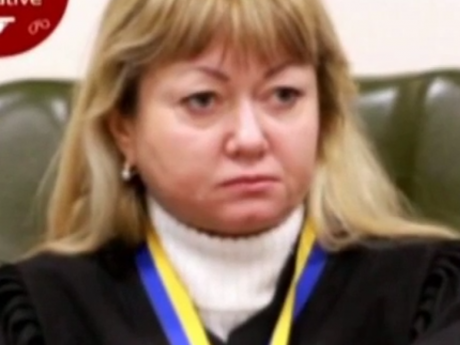 В Киеве судья за рулем иномарки сбила столб и врезалась в дерево