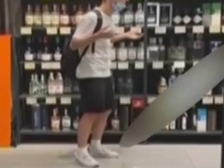 В столице подросток-блоггер на камеру разбил бутылку элитного алкоголя