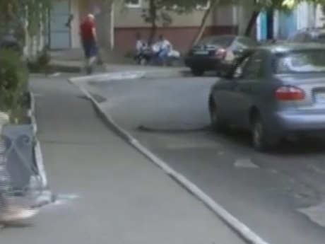 20-летняя девочка выпала из окна четвертого этажа на Николаевщине
