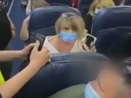 Самолет Харьков-Анталия задержал вылет на полчаса из-за отказа одной из пассажирок надеть маску