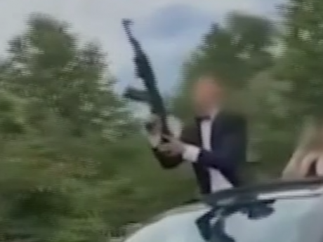 На Буковине празднично одетый молодой человек во время движения свадебного кортежа устроил стрельбу