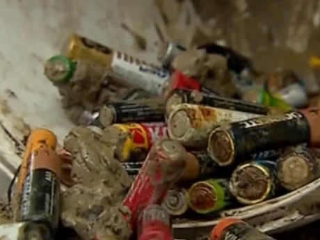 В Киевской области женщина случайно нашла в собственном колодце полторы сотни батареек