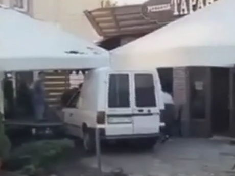 Фольксваген влетел на террасу кафе в Ужгороде