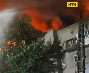 Десятки людей остались без жилья из-за масштабного пожара в жилой 4-этажке в Запорожье