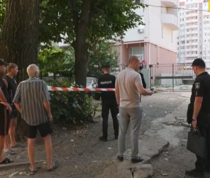 Дерзкое убийство в Одессе: во дворе многоэтажки неизвестный расстрелял из автомата мужчину