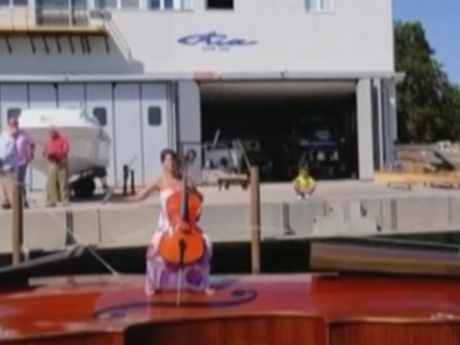 Гігантський човен-скрипку спустили на воду в Італії