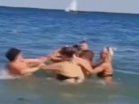 В Одесі на пляжі у воді виникла масова бійка